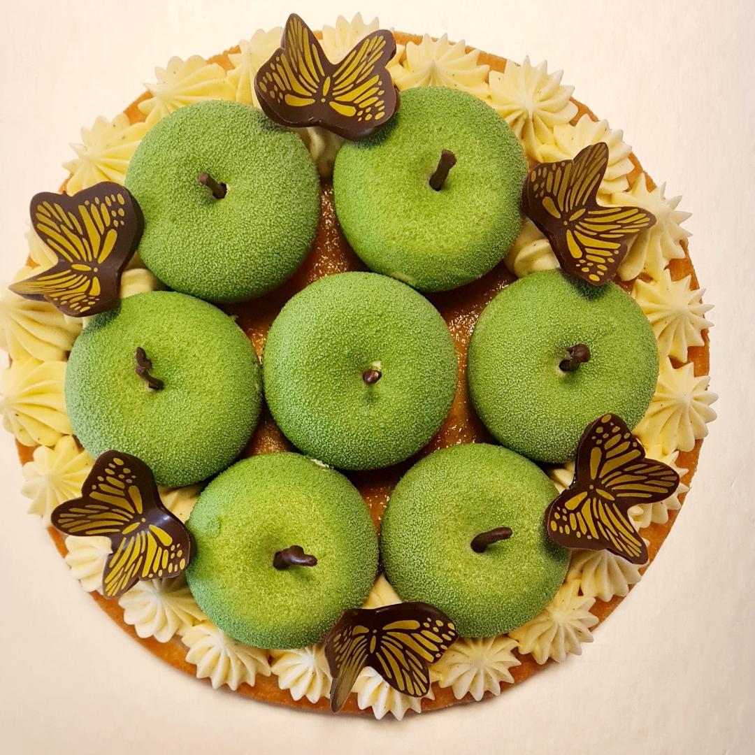 Apple cake  with caramelized apple _0