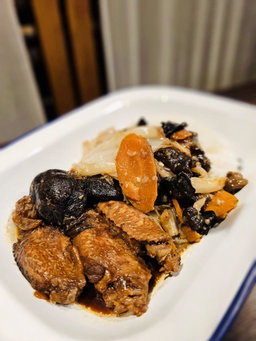 Soy Sauce Chicken Mid Wings & Chinese Mushrooms Rice