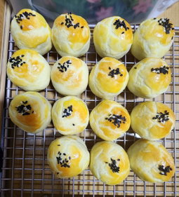 Vegetarian shanghai sambal lotus mooncake