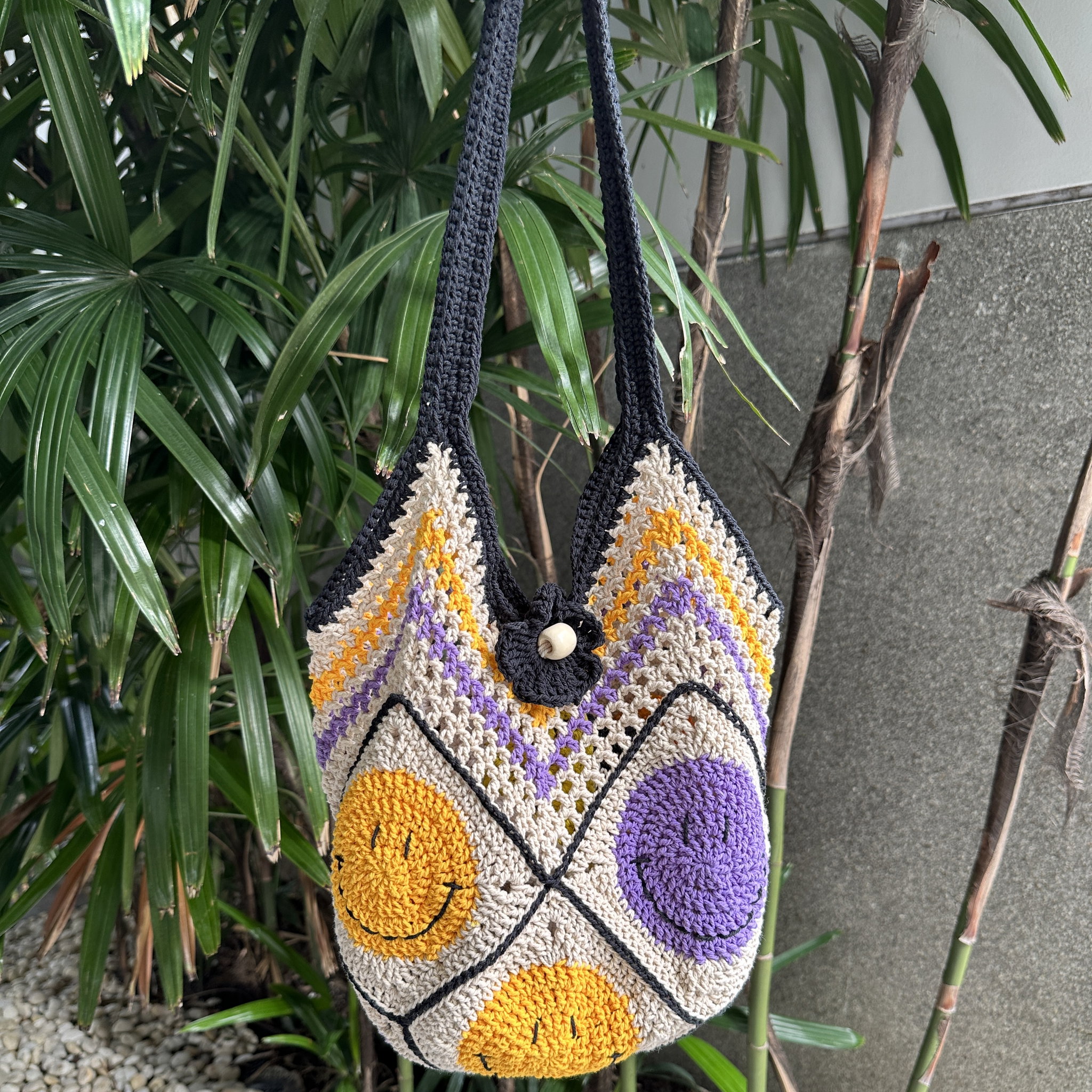 Smiley Tote Bag with Wide Base (M)_0