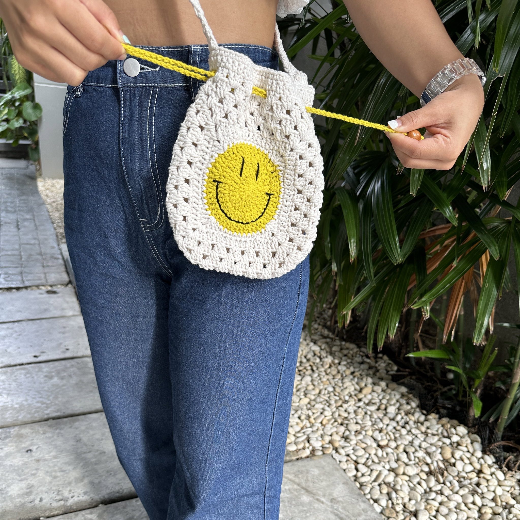 Smiley Drawstring Crossbody Bag_8