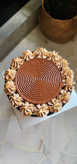 KitKat Hazelnut Cake