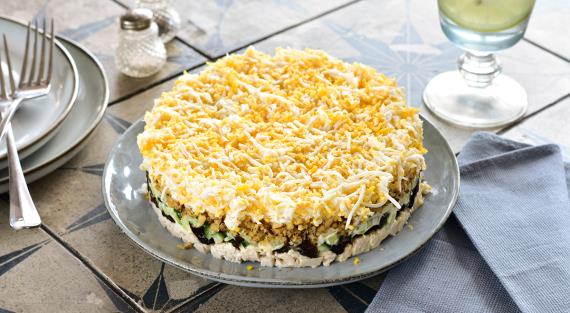 Салат из курятины с черносливом, орехами, яйцами с чесночком и майонезом (контейнер 1 кг)_0
