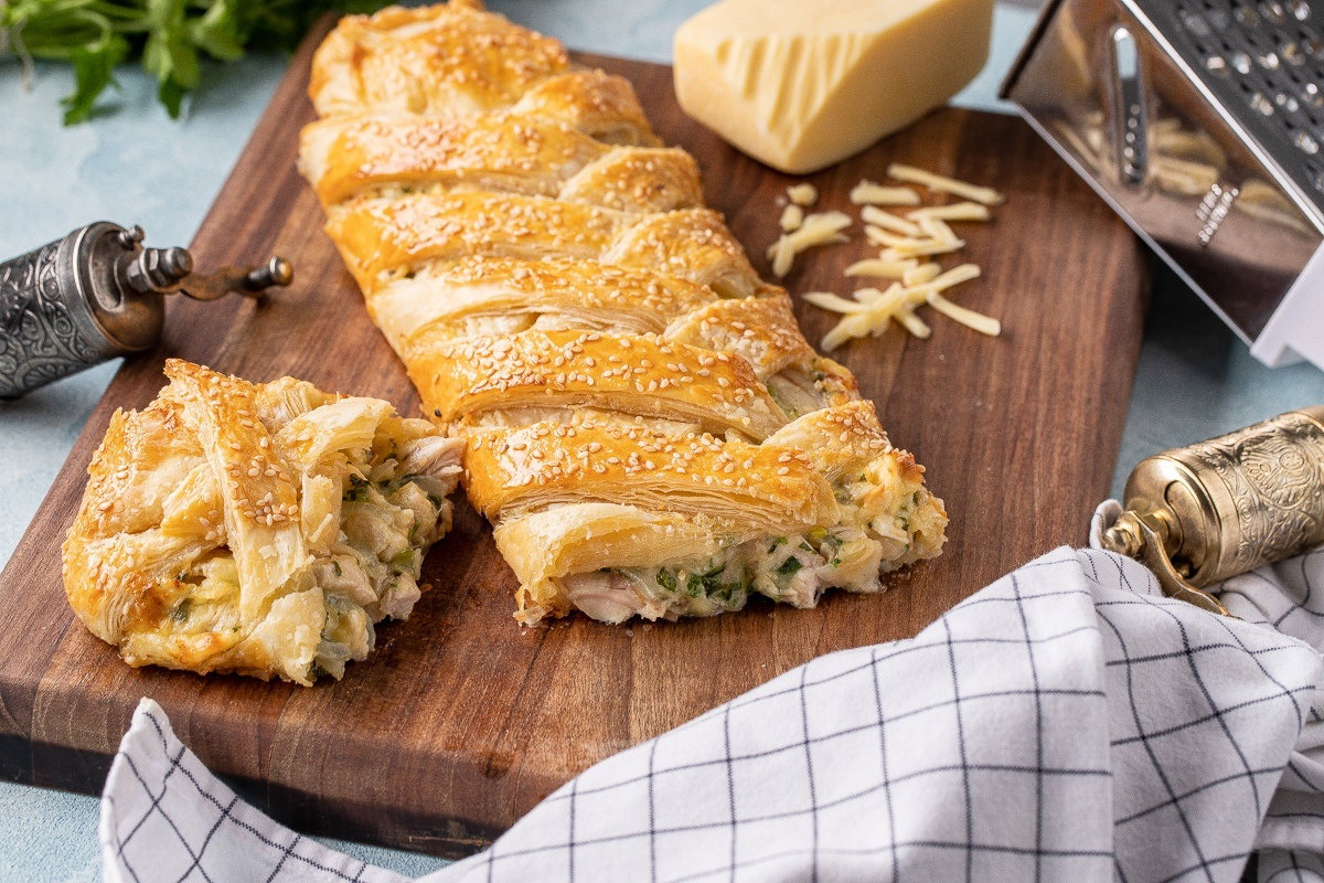 Рулет из слоёного теста с курицей, грибами и сыром_0