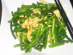 Eggs with Garlic Stem 