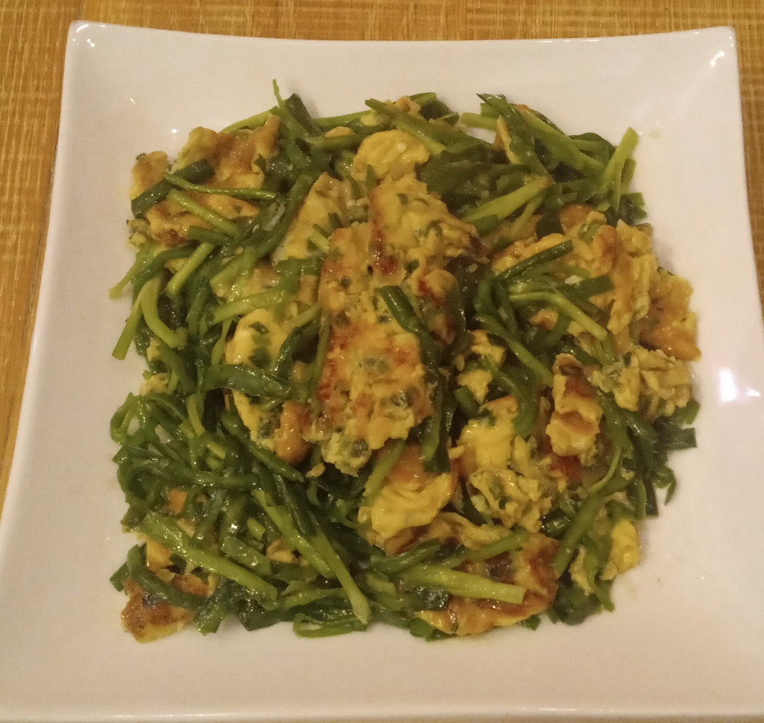 Eggs with Garlic Leaves 