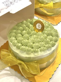 Premium Matcha Chocolate Cake