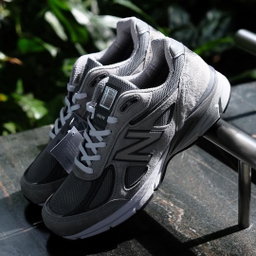 New Balance 990 V4