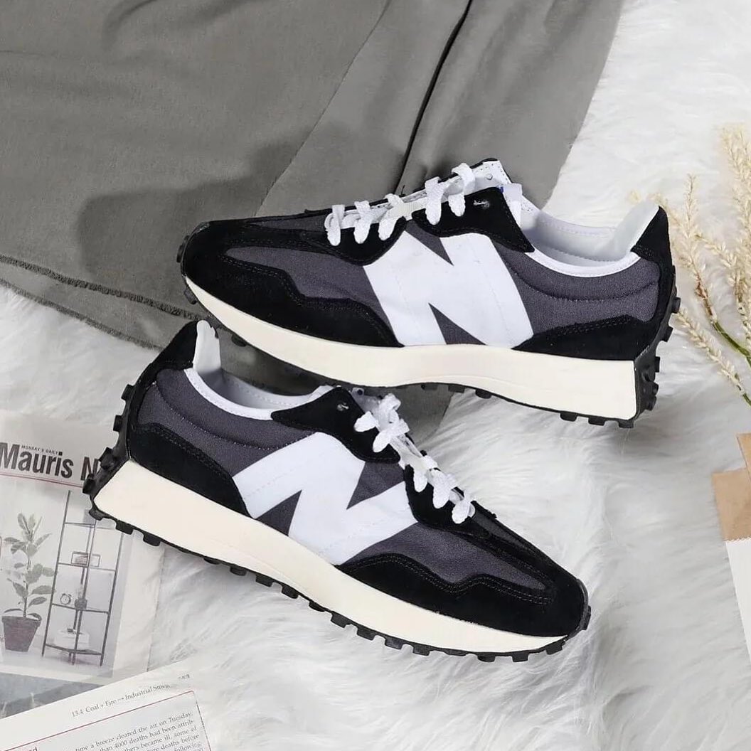 New Balance 327 in 'Black Grey,'