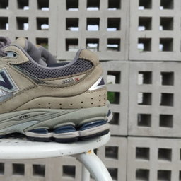 New Balance 2002R in "Light Grey" (ML2002RA)