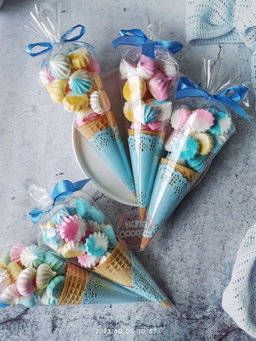 Meringue in Cone GIANT