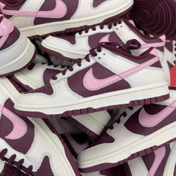 Nike Dunk Low PRM "Valentine's Day"