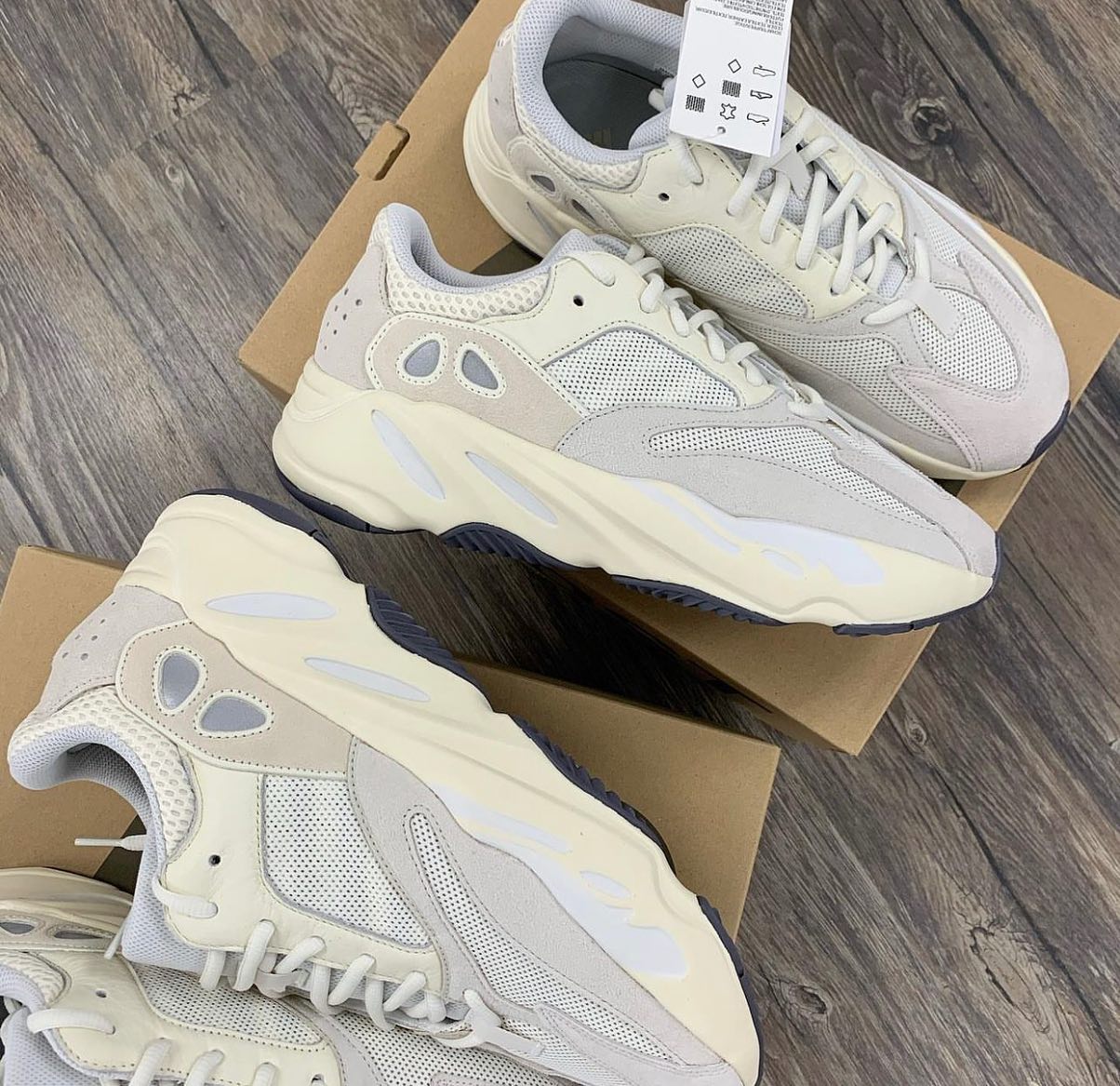 Yeezy Boost 700 Analog_1