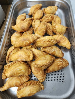 Vegetarian plant based chicken potato curry puffs with  hard boiled eggs (Top seller) 85 to 90g each! (5pcs $12)(10pcs $23)
