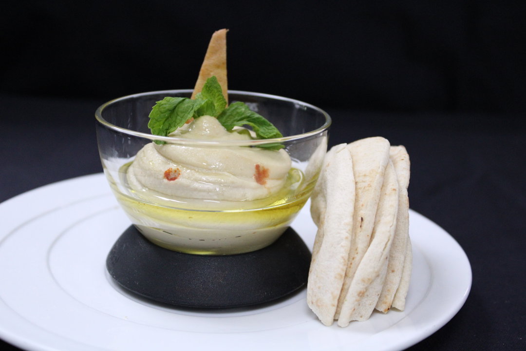 Hammouse served with pita bread
