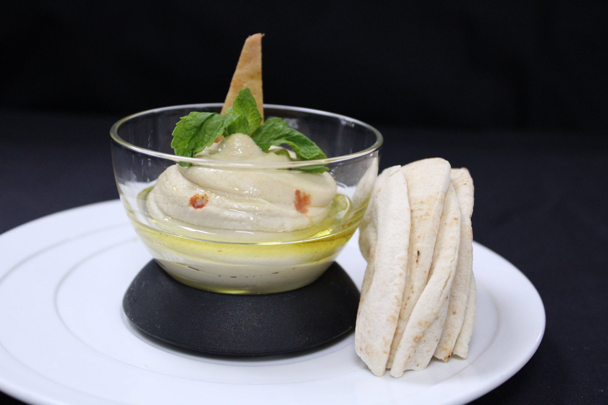 Hammouse served with pita bread_0