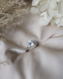ROUND SOLITAIRE RING