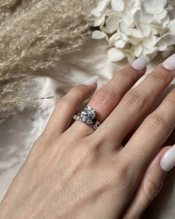 OVAL SOLITAIRE RING