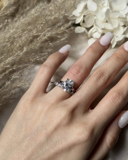 OVAL SOLITAIRE RING
