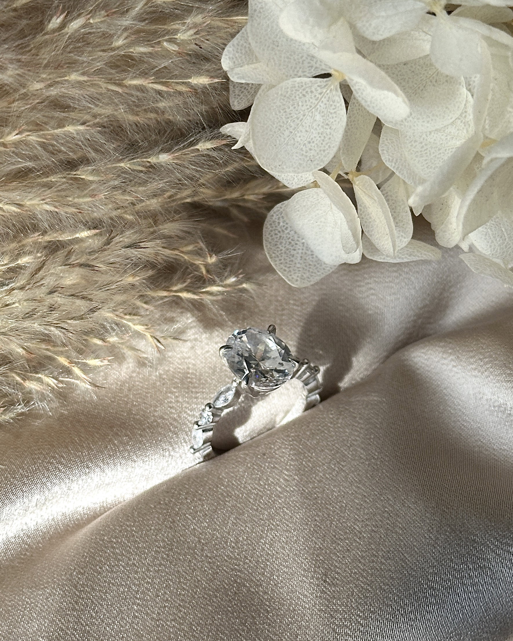 OVAL SOLITAIRE W/ DIAMOND RING_5