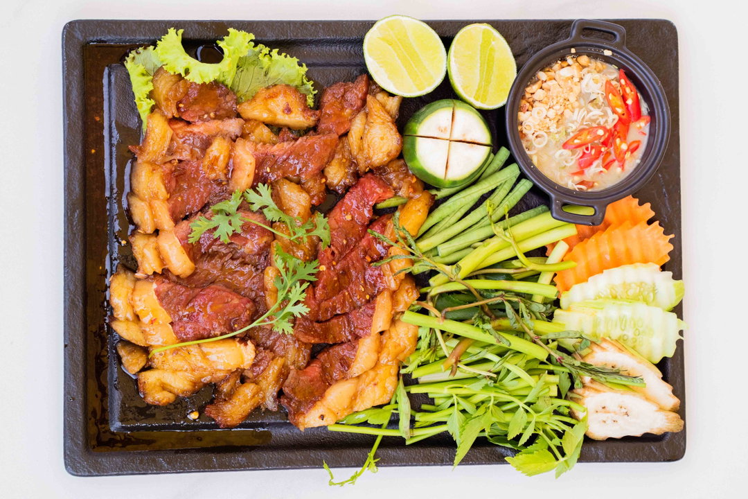សាច់​គោ​អាំង​ទឹក​ប្រ​ហុក​
