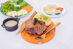 សាច់​គោ​លើ​ជ្រុញ