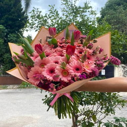 30 gerberas con tulipanes