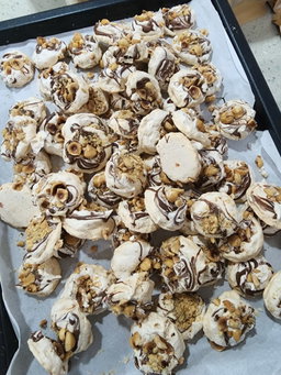 Hazelnut Meringue Cookies