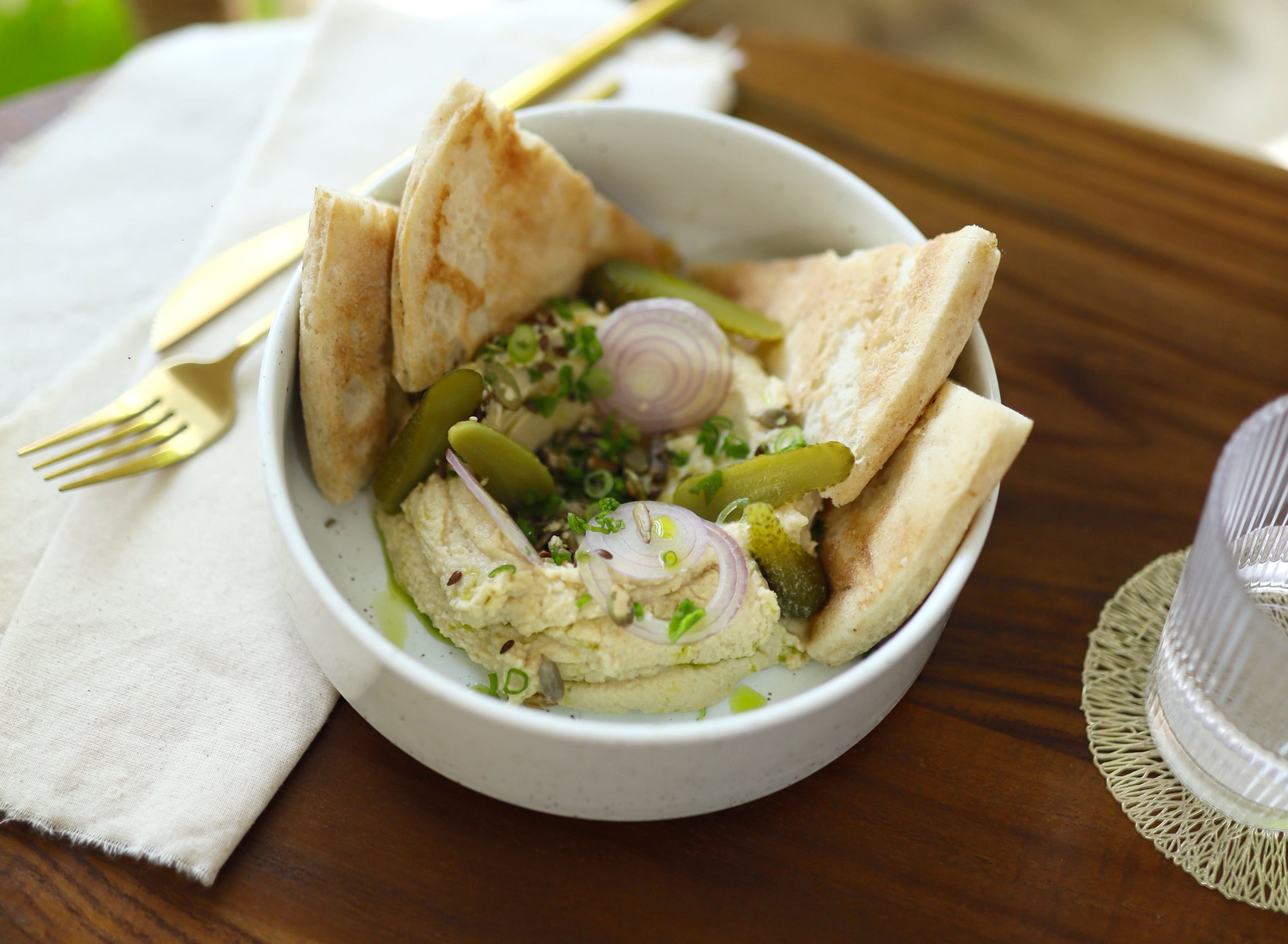 Hummus with pickles_0