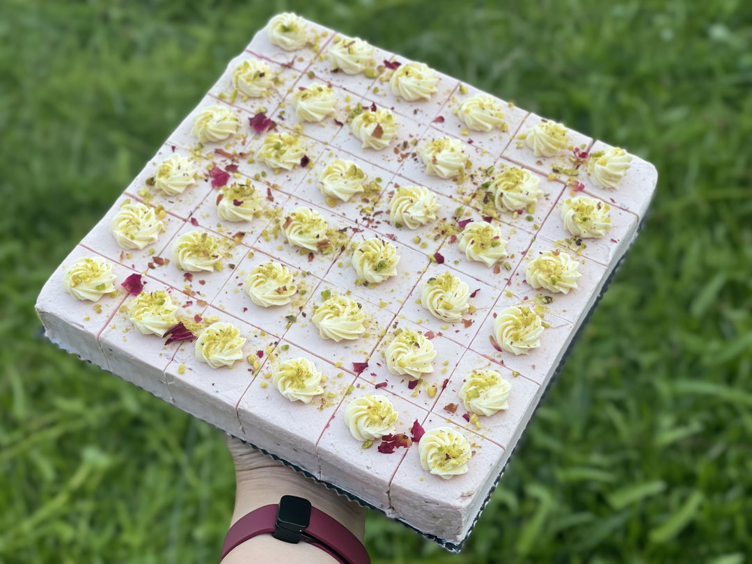 ROSE PISTACHIO WITH MIXED BERRIES