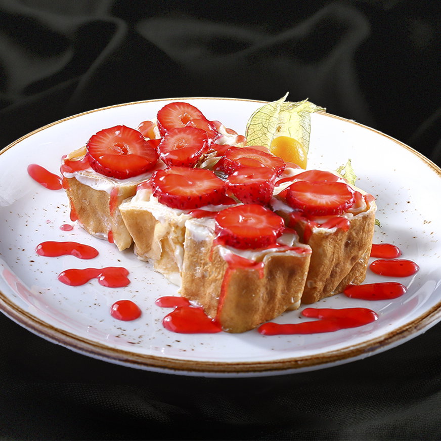 Strawberry roll with cream_0