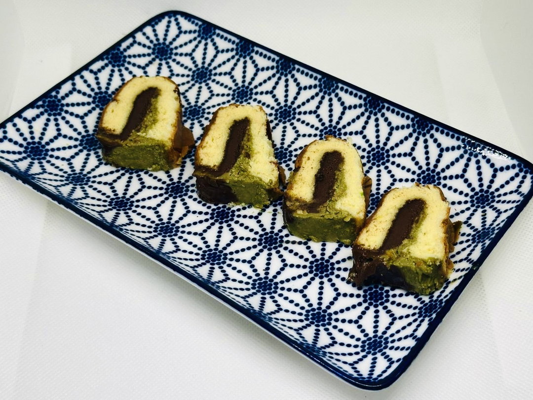 Kek Roll Tapak Kuda With Pistachio Crunchy