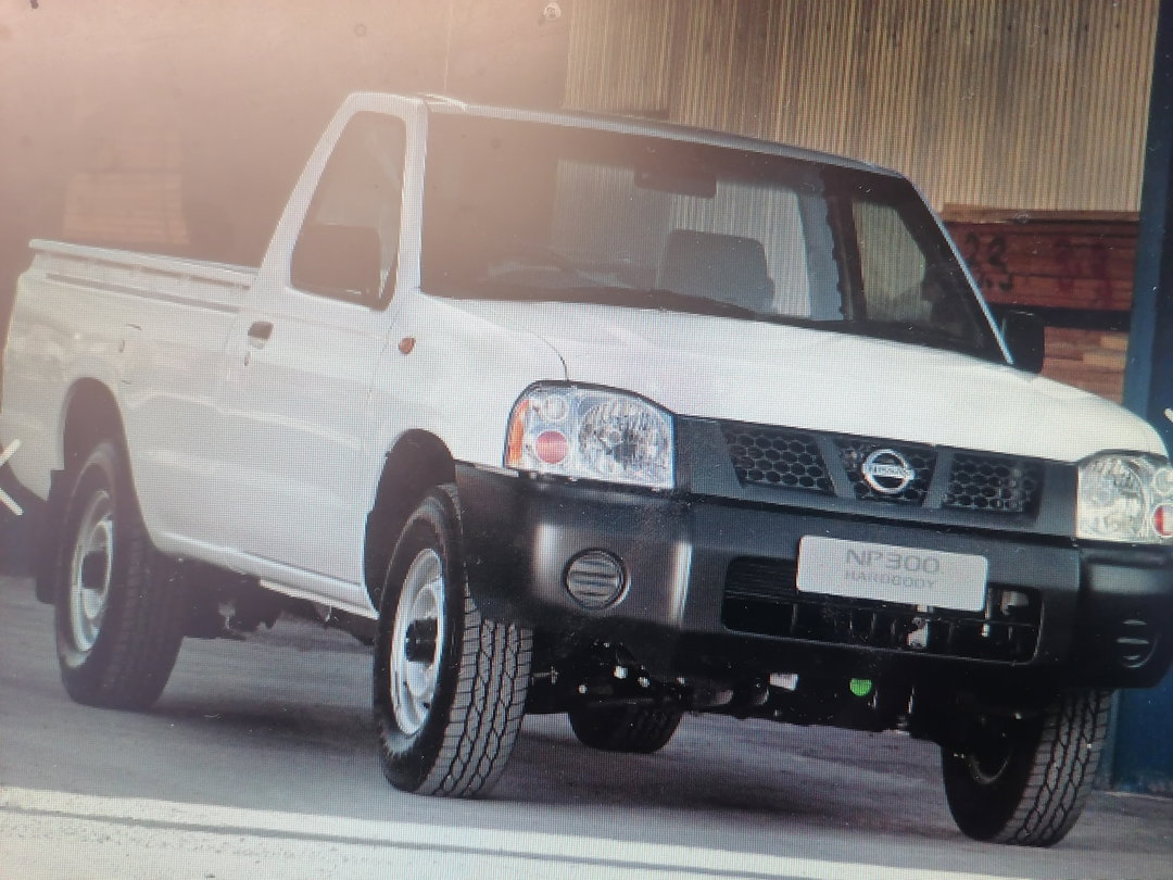 Nissan Np300 front headlamp