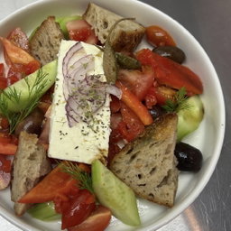 Греческий салат с фетой / Ensalada griega con queso feta