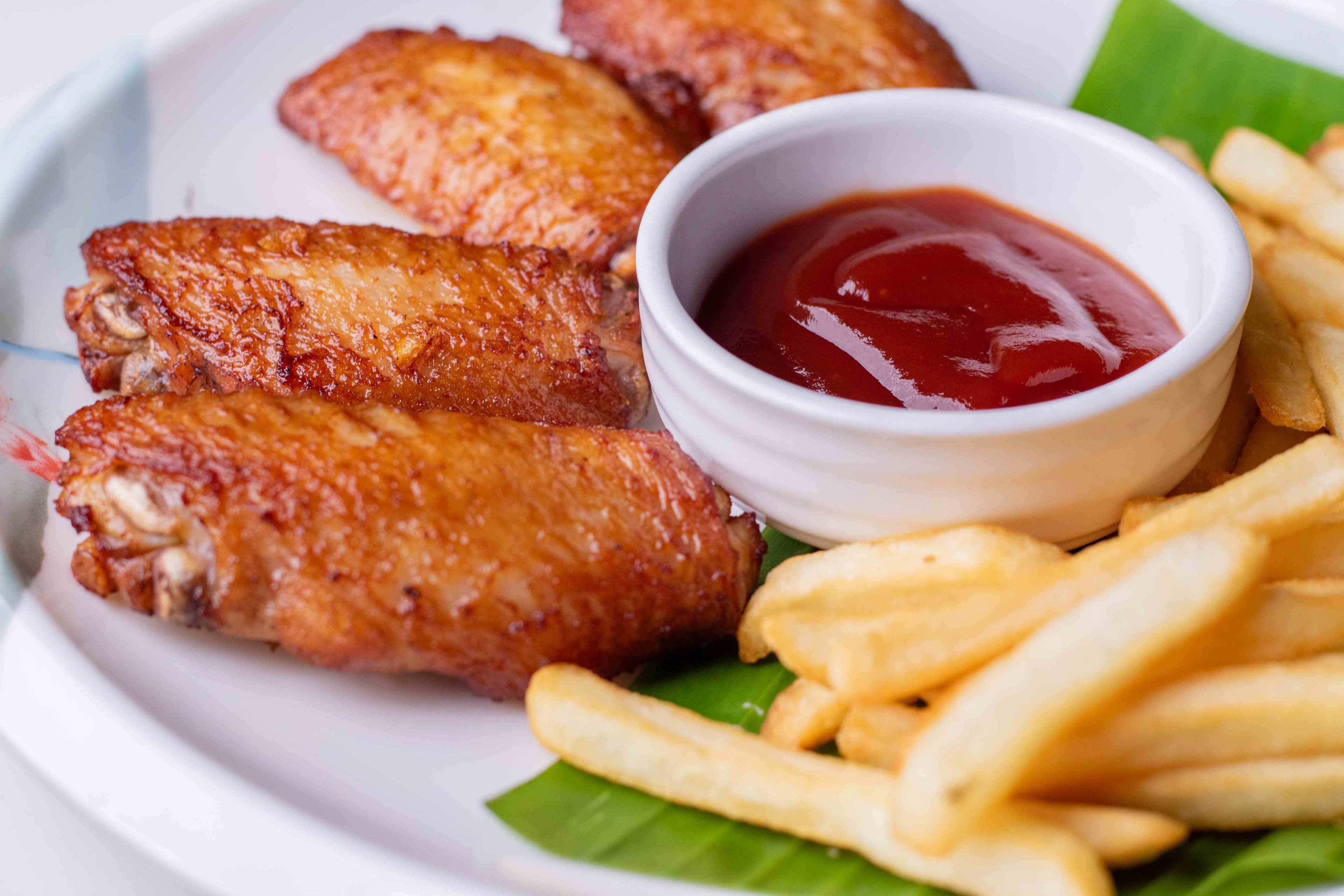ស្លាបមាន់អាំងជាមួយដំឡូងបំពង 