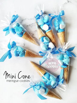 Mini Meringue in Cone