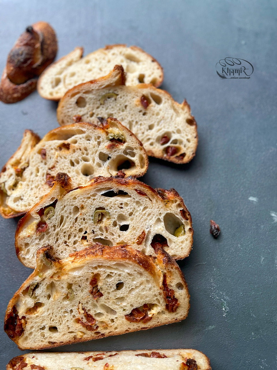 Sundried Tomatoes Olives & Cheddar Cheese Semola_0