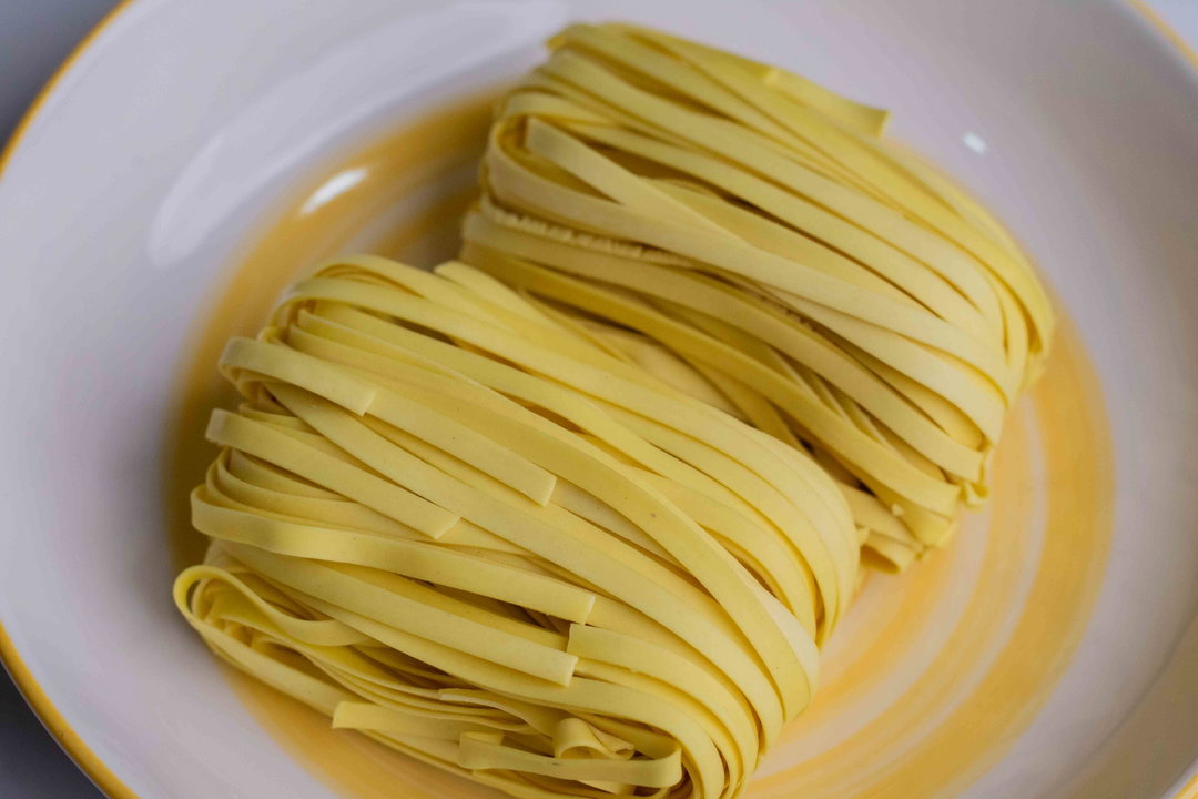 មី​ ២ដុំ