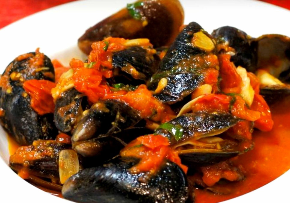 Stirfry Spicy garlic tomato mussel