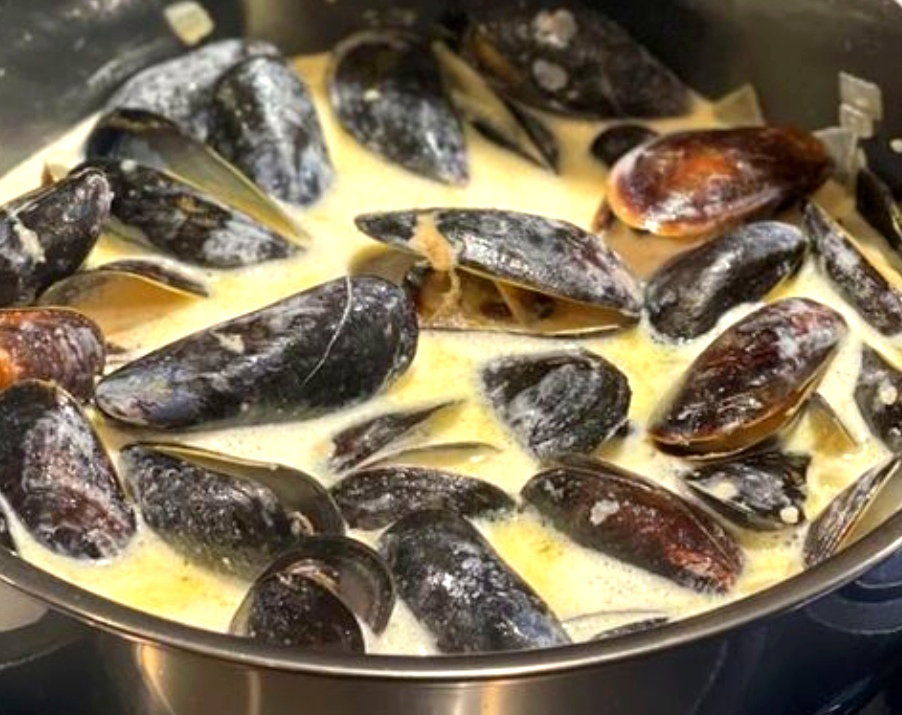 Sautéed lemon garlic n Sake creme n herbs mussel 