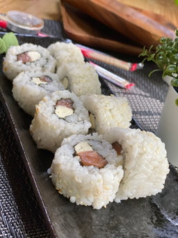 Salmon Cheese Roll (4pcs)