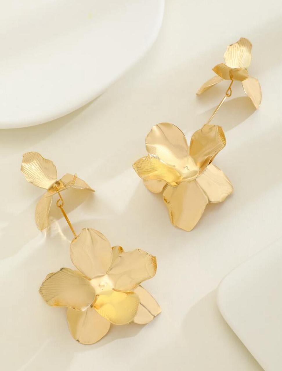 Exaggerated And Creative Irregular Flower Shaped Statement Earrings_0