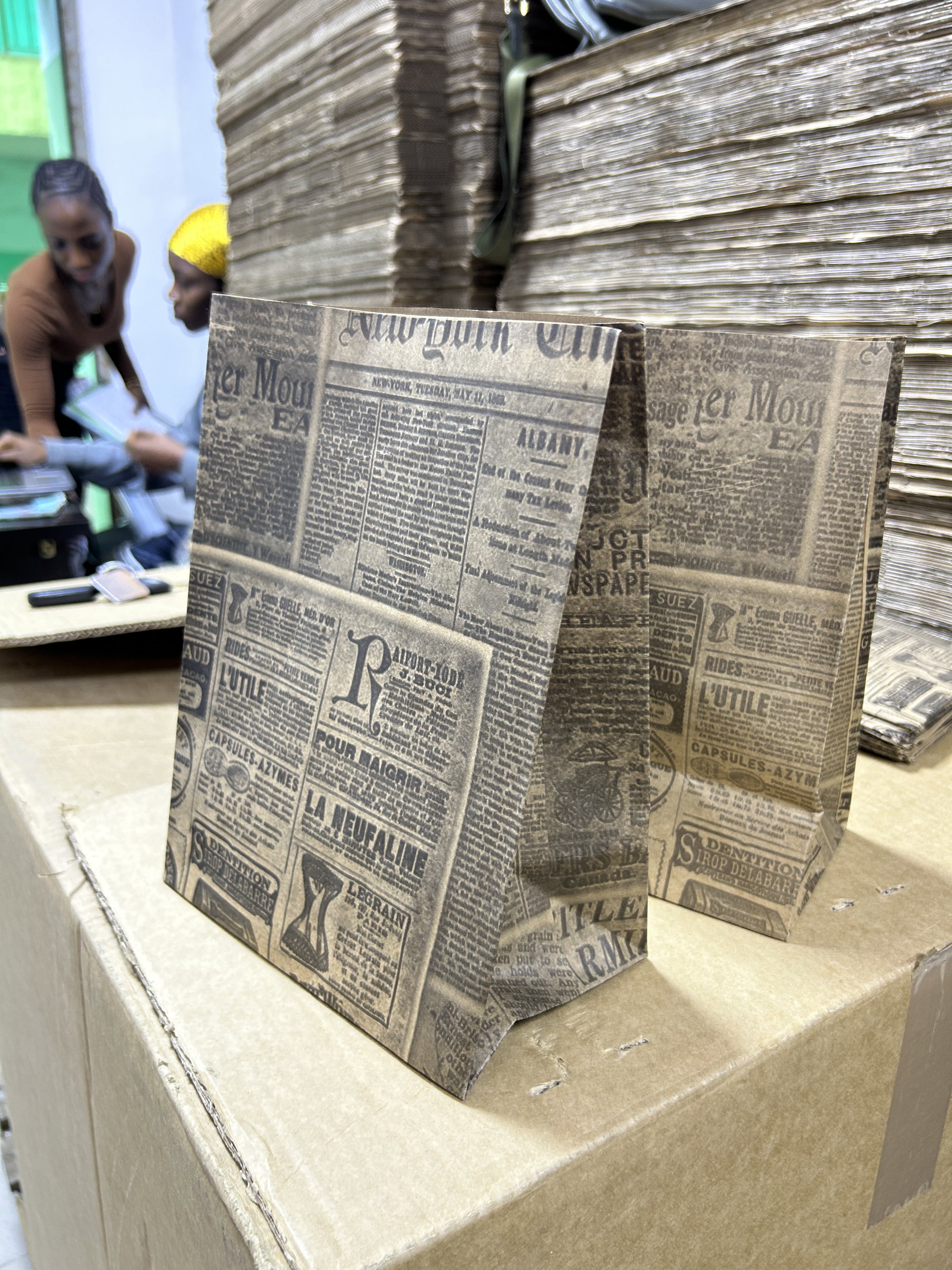 “NEWSPAPER PRINTS”DELIVERY TAKEOUT BAGS - 2 SIZES/RETAIL_1