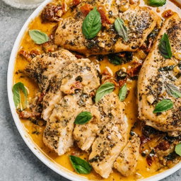 Creamy Basil Chicken Breast - صدور دجاج بكريمة الريحان