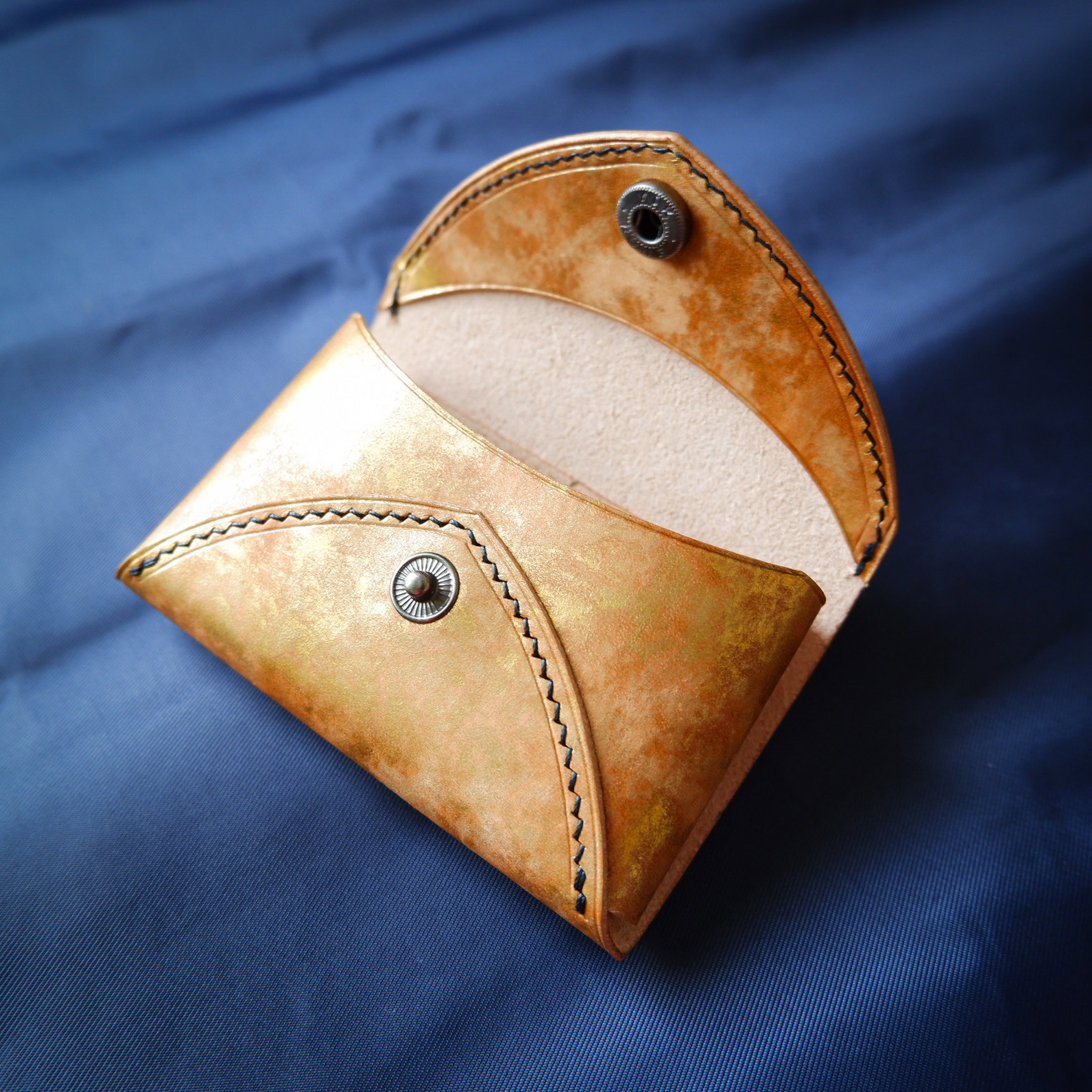 Business Card Holder in gold_1