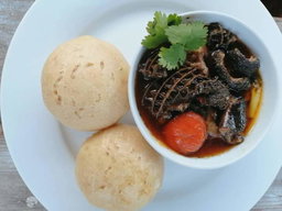 Steam bread with Usu or Beef or Chicken curry &chakalaka