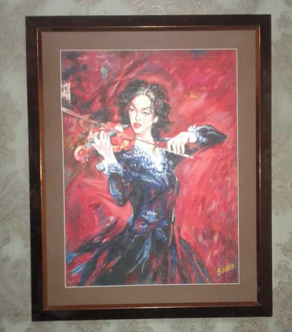 Girl is Playing violion (Portrait)_0