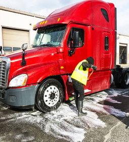 Truck Wash.                                غسيل كميونات وتشحيم