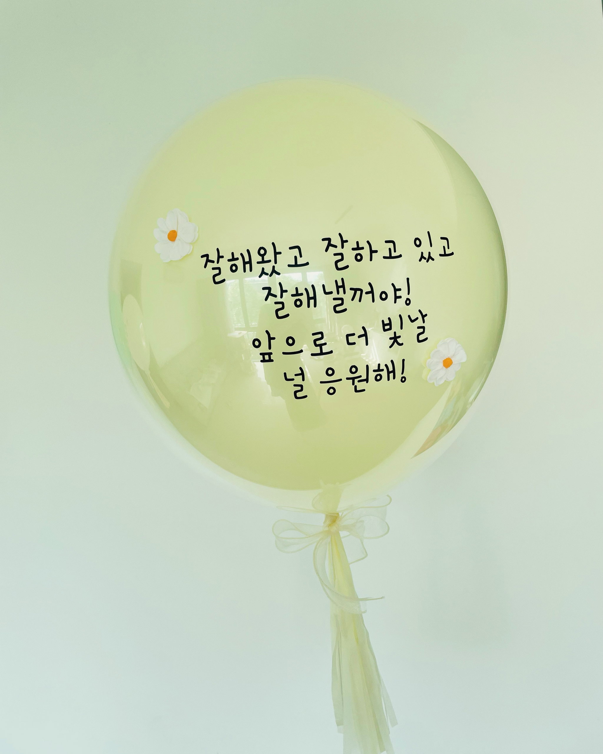 24"Macaron balloon with Clay flowers_1