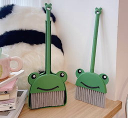Froggy mini broom set 🐸 